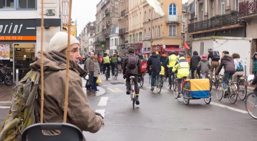 Les cyclistes vont vers la place Saint-Marc - Matthieu Farcy