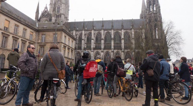 Les cyclistes se sont rassemblés place de la Maire à Rouen - Matthieu Farcy