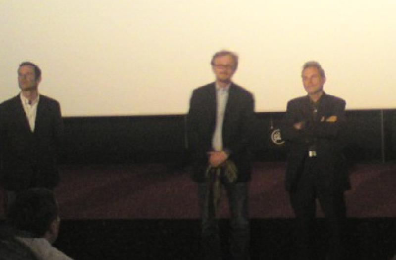 De gauche à droite:Eric Névé(producteur), Frédéric Schoendoerffer  (réalisateur) et un des distributeurs du film (Pathé)