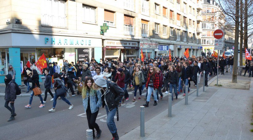 200 jeunes lycéens et étudiants faisaient partie du cortège de manifestants. - L. Picard / Tendance Ouest