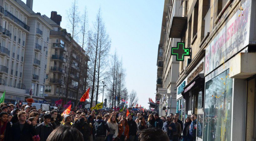 Des oeufs ont été jetés contre la permanene du Parti socialiste, rue de la République à Rouen. - L. Picard / Tendance Ouest