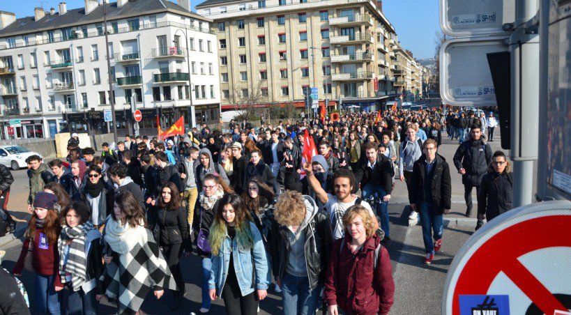 200 jeunes lycéens et étudiants faisaient partie du cortège de manifestants. - L. Picard / Tendance Ouest