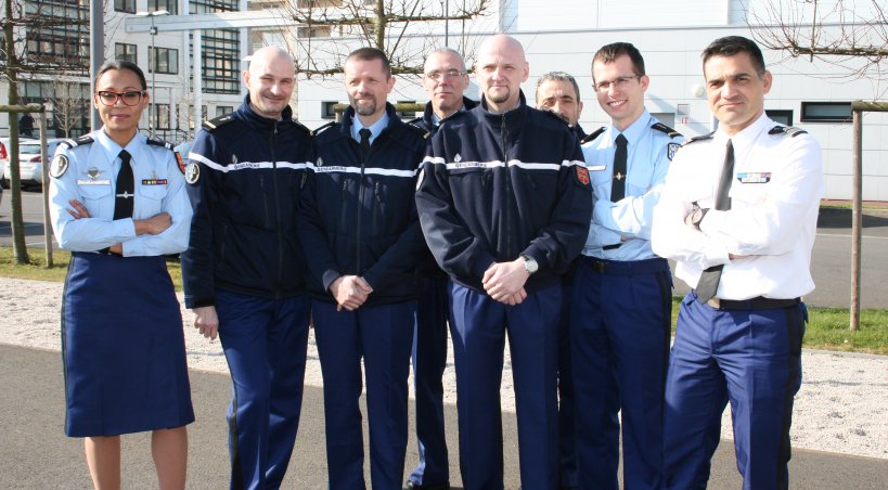 A droite, le colonel Renald Boismoreau, au côté des cinq cyberenquêteurs de la section de recherche de Caen. Le débat sur le thème de la cybersécurité est initié, le jeudi 17 mars dernier. - Tendance Ouest