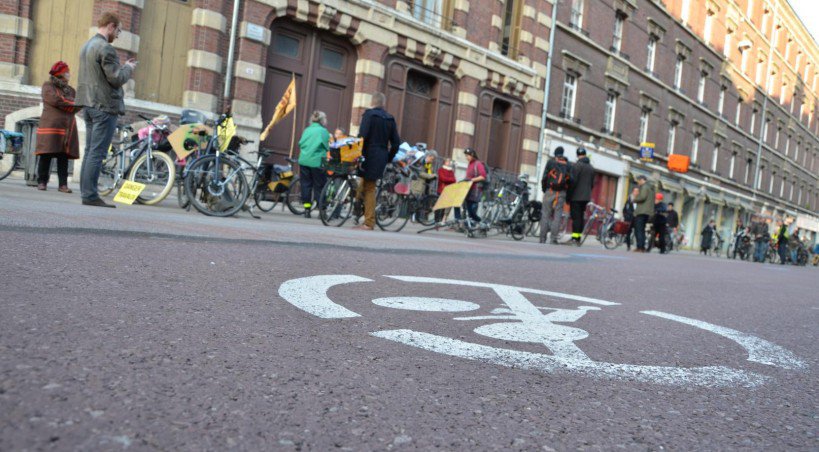 Ce sigle peint au sol, rappel l'interdiction pour les cyclistes d'emprunter la plateforme réservée au Teor. - Loïc Picard