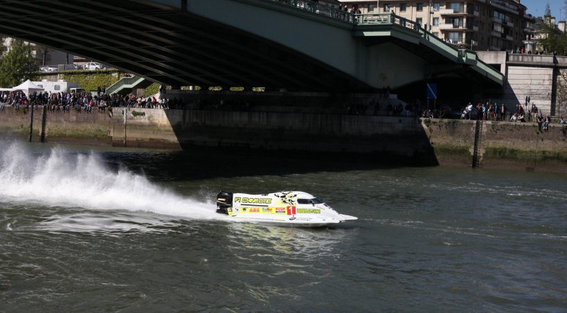 Le catamaran inshore F1 China CTIC Team, vainqueur de la course.