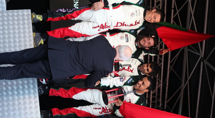 L'équipage Abu Dhabi prend la troisième place sur le podium (catégorie S1).