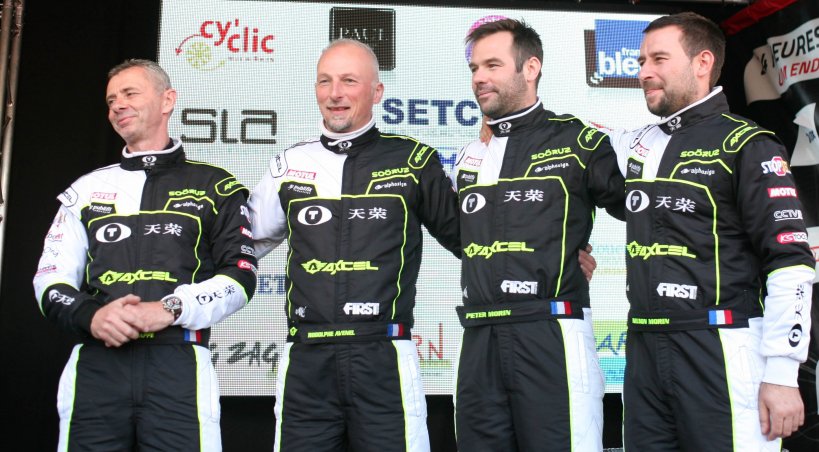 L'équipage de Philippe Chiappe (à gauche) conserve la première place sur le podium.