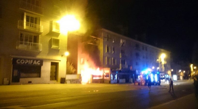 Le feu a pris à côté du bar-tabac Le Nucléon, à Caen. - Tendance Ouest