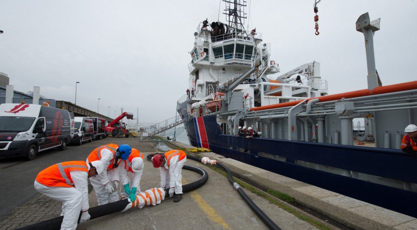 C'est par une opération de déchargement des polluants récupérés en mer sur les quais du port du Havre que s'est terminé l'exercice POLMAR 2016. - PreMar Manche / Marine nationale