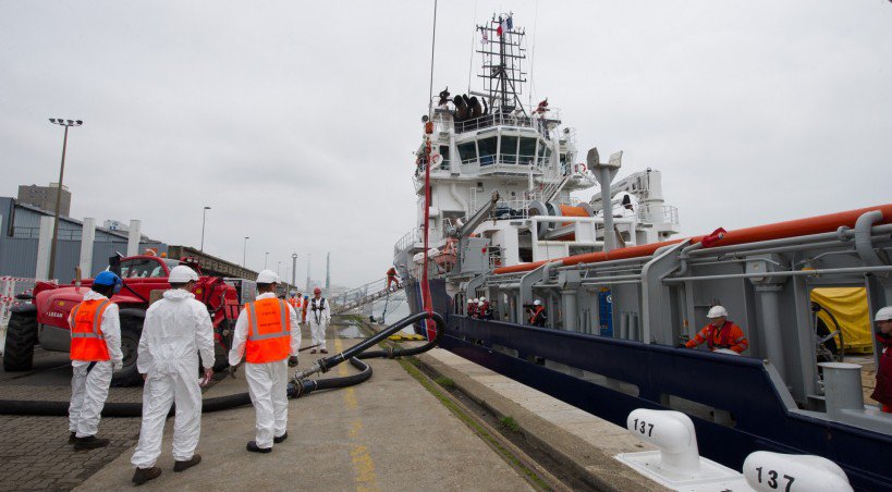 C'est par une opération de déchargement des polluants récupérés en mer sur les quais du port du Havre que s'est terminé l'exercice POLMAR 2016. - PreMar Manche / Marine nationale