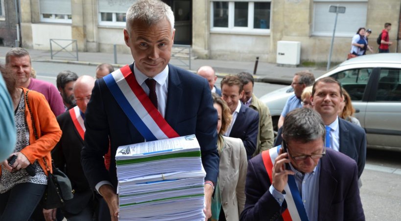 Une vingtaine de personnes, dont des élus à l'image du député Christophe Bouillon, ont remis 3200 pétitions signées à la direction régionale d'SNCF Réseau, à Rouen (Seine-Maritime). - L. Picard / Tendance Ouest