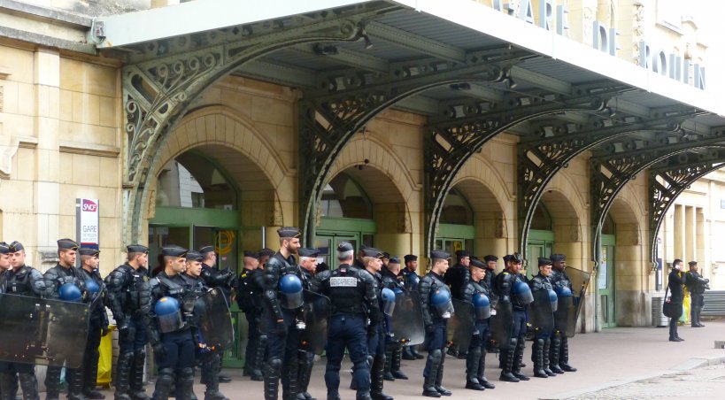 Les CRS encerclent la gare pour empêcher l'entrée des manifestants - Tendance Ouest