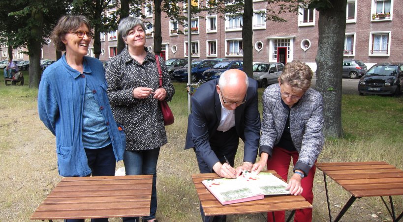Yvon Robert signe la Charte de Jardinage Urbain