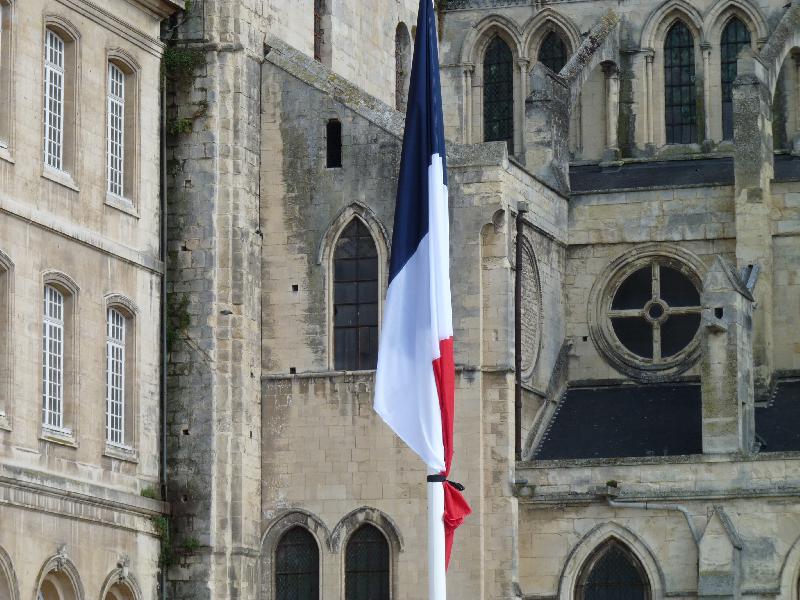 À l'Hôtel de ville, le drapeau français est en berne - Loïc Picard - Tendance Ouest