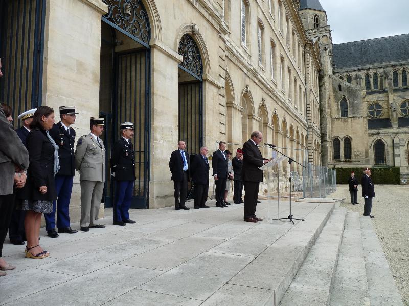 Philippe Duron, député-maire de Caen, a tenu un discours en hommage aux 3 militaires d'origine caennaise, morts en Afghanistan depuis 2011. - Loïc Picard - Tendance Ouest