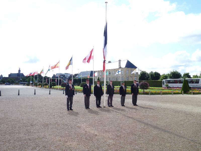 Dès 10h30, les vétérants-parachutistes se sont relayés au pied du drapeau en berne. - Loïc Picard - Tendance Ouest