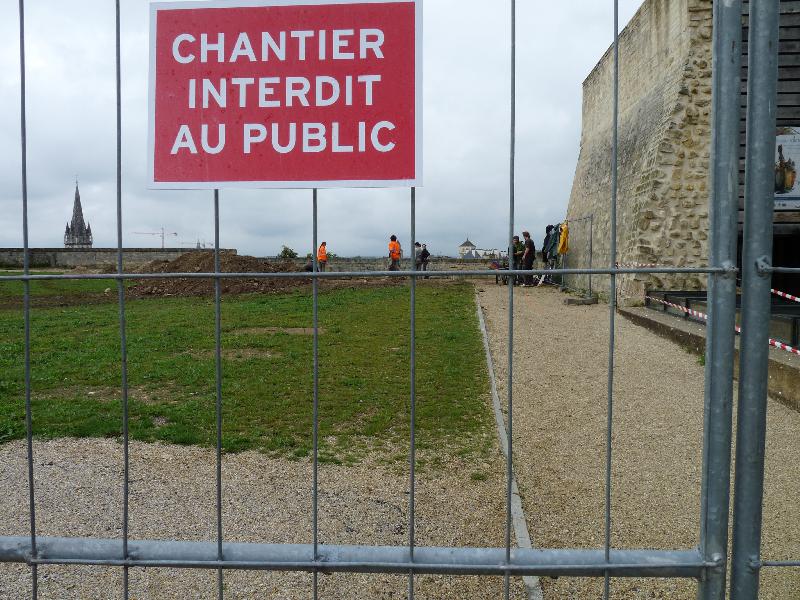 Le chantier se situe à proximité immédiate des remparts récemment rénovées. - Loïc Picard - Tendance Ouest