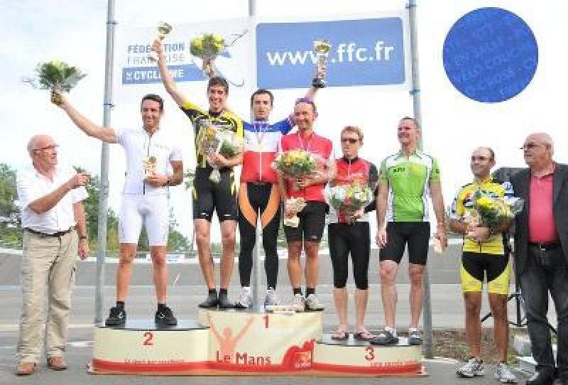 Geoffroy Lelièvre vêtu du maillot tricolore savoure son titre de champion de France de vélo couché - cyclisme50.fr