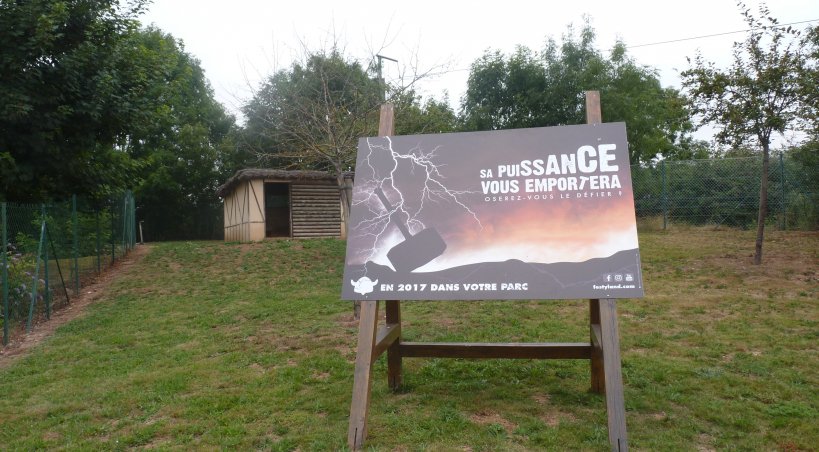 Un panneau annonce la future attraction qui doit arriver en 2017 - Tendance Ouest