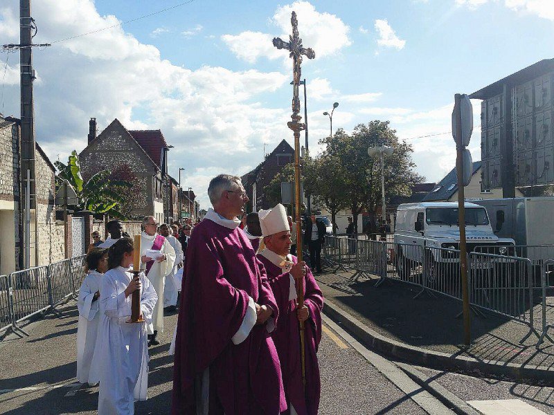 Procession d'entrée en l'église Saint-Etienne-du-Rouvray le 2 octobre 2016 - Lucien Devôge