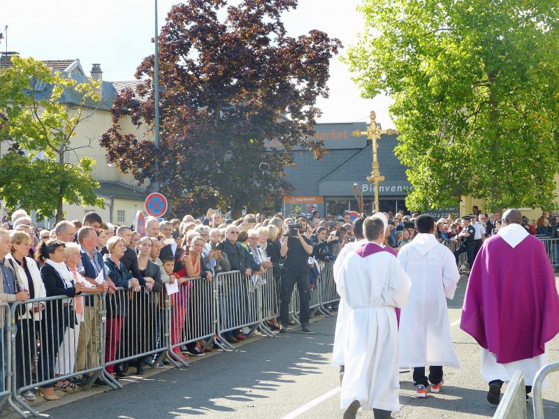 La foule est massée devant l'église pour assister à la messe via un écran géant. - Tendance Ouest