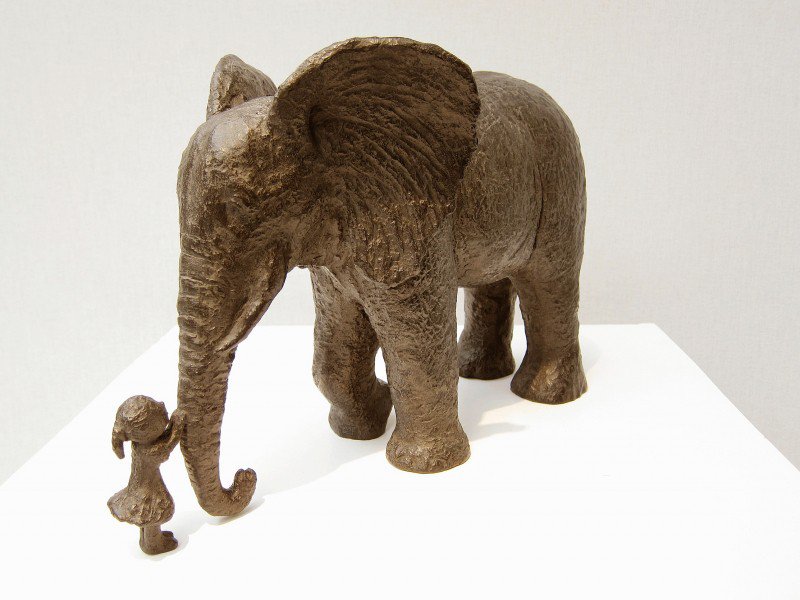 "Louise au zoo", l'une des charmantes sculptures de Sophie Verger