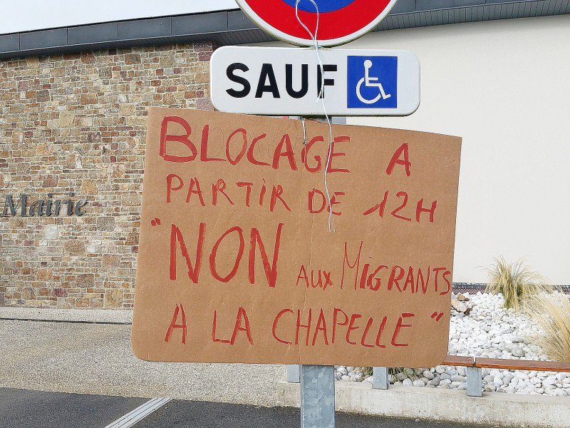 Un panneau annonce la couleur devant la mairie de Troisgots, dont dépend le hameau de La Chapelle-sur-Vire. - Jean-Baptiste Bancaud