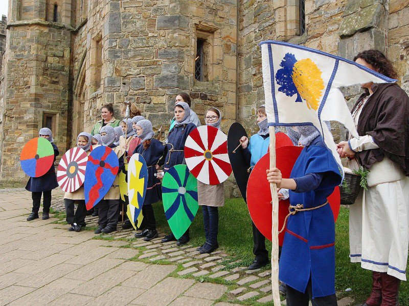 Pendant le défilé des enfants de Battle dans le sud de l'Angleterre à l'occasion du 950e anniversaire de la bataille d'Hastings. - Maxence Gorréguès