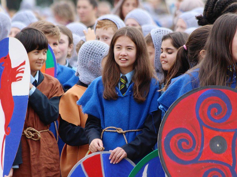 Pendant le défilé des enfants de Battle dans le sud de l'Angleterre à l'occasion du 950e anniversaire de la bataille d'Hastings. - Maxence Gorréguès