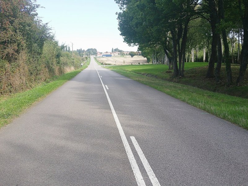 La route départementale 5 va être recouverte de panneaux solaires, à l'entrée de la commune de Tourouvre (Orne). - Eric Mas