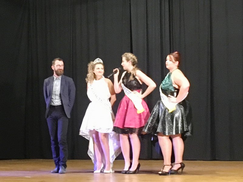 Laurence Alessi, Miss Beauté et Mode Calvados 2016, au centre, entourée des ses dauphines,  Lucia, et du président de l'AJCMB. - Héloïse Bernard
