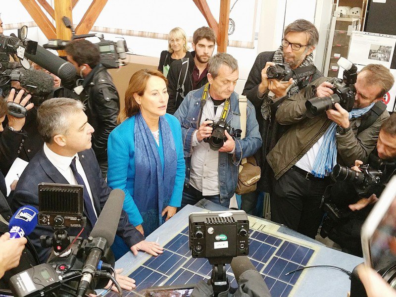 La ministre de l'environnement a visité l'usine SNA qui produit les dalles solaires. - Eric Mas