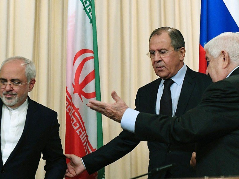Les ministres des Affaires étrangères russe Sergueï Lavrov (c), iranien Mohammad Javad Zarif (g) et Walid Mouallem, à l'issue de leur rencontre à Moscou, le 28 octobre 2016 - Kirill KUDRYAVTSEV [AFP]