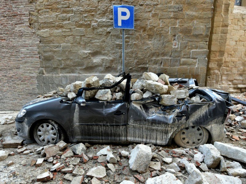 Une voiture endommagée à Camerino, en Italie, après le séisme, le 28 octobre 2016 - ALBERTO PIZZOLI [AFP]