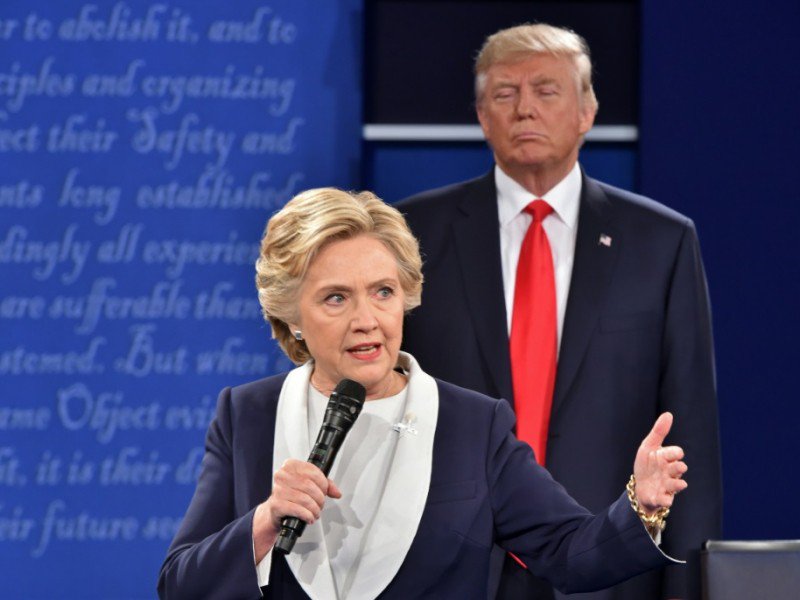 Hillary Clinton et Donald trump lors du second débat présidentiel, le 9 octobre 2016 à Saint-Louis - Paul J. Richards [AFP]