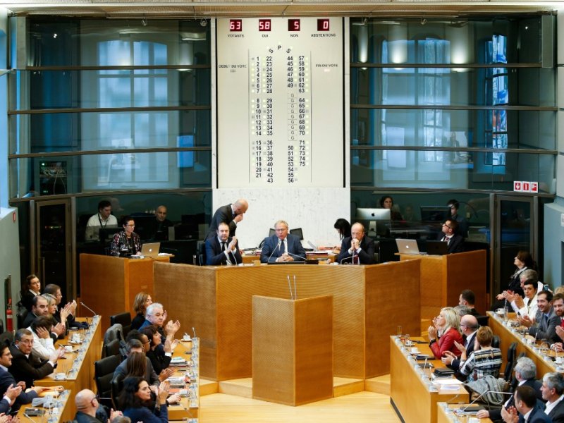 Des membres du Parlement de Wallonie à Namur, capitale de la région francophone du sud de la Belgique, en session plénière sur l'accord de libre-échange UE-Canada (CETA), le 28 octobre 2016 - BRUNO FAHY [AFP]
