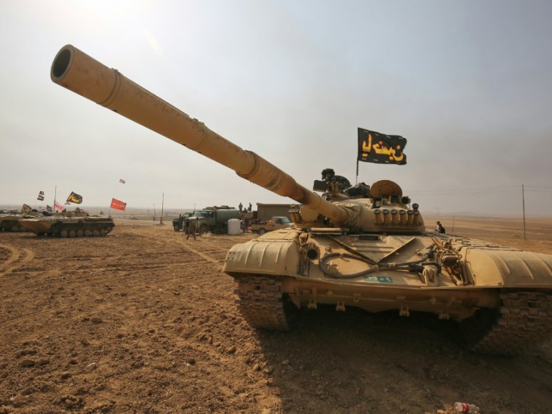 Un tank T-72 des forces armées irakiennes près du village Sin al-Dhuban, au sud de Mossoul, le 27 octobre 2016 - AHMAD AL-RUBAYE [AFP]