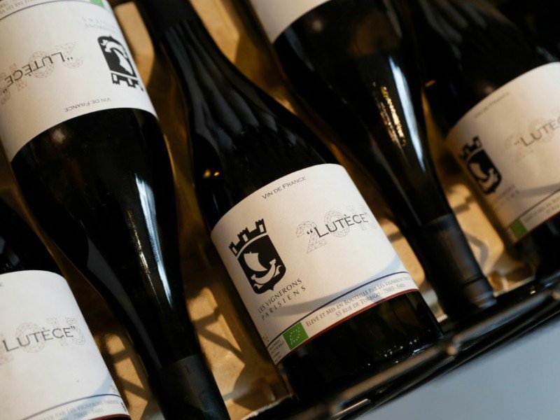 Des bouteilles de vin fabriquées en plein Paris, le 19 octobre 2016 - THOMAS SAMSON [AFP]