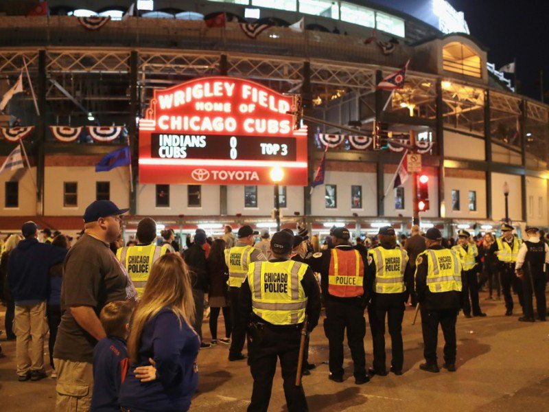 Ambiance autour du Wrigley Field lors du 3e match des World Series Chicago Cubs - Cleveland Indians, le 28 octobre 2016 - SCOTT OLSON [Getty/AFP]