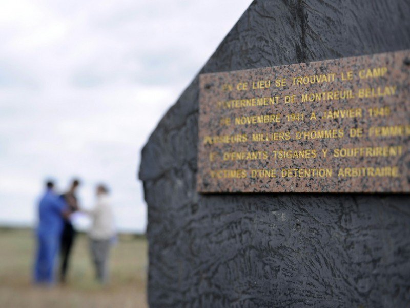 Vue en date du 4 août 2010 d'une plaque en hommage aux Tziganes installée sur les ruines d'un camp d'internement à Montreuil-Bellay - DAMIEN MEYER [AFP]
