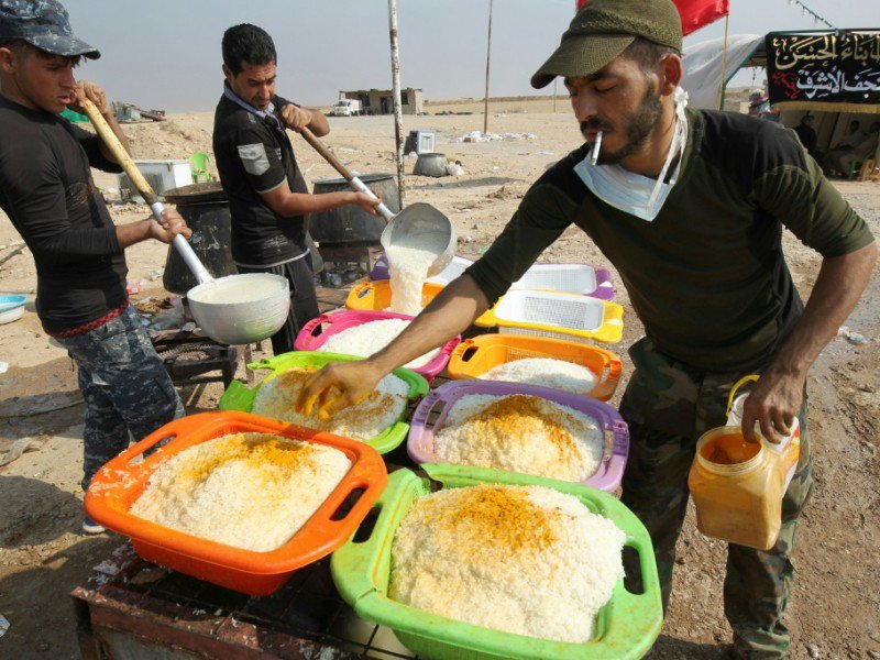Des Irakiens préparent de la nourriture pour les forces déployées à Al Qayyarah, u sud de Mossoul en Irak, le 28 octobre 2016 - AHMAD AL-RUBAYE [AFP]