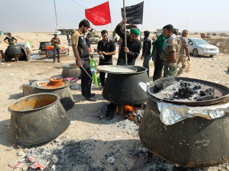 Des volontaires font de la cuisine pour les troupes irakiennes mobilisées sur le front sud à  Al Qayyarah, en Irak, le 28 octobre 2016 - AHMAD AL-RUBAYE [AFP]
