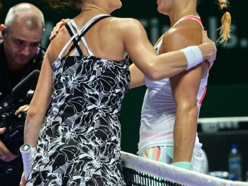Agnieszka Radwanska et Angelique Kerber aprés leur demi-finale au Masters de Singapour - ROSLAN RAHMAN [AFP]