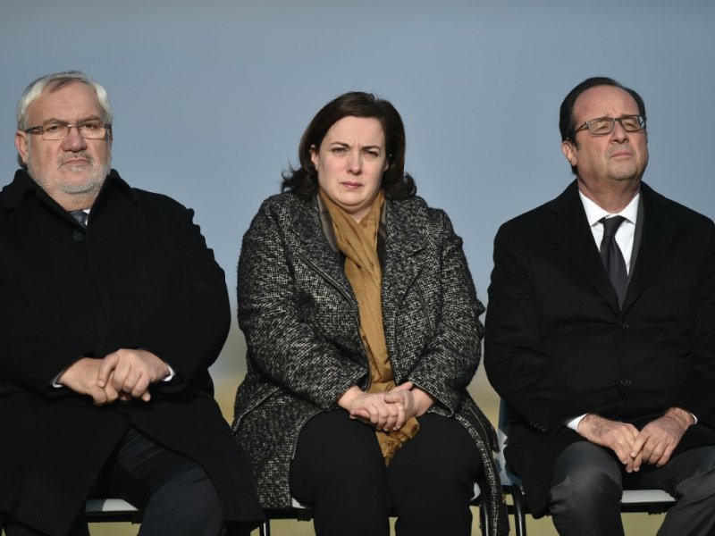 Jean-Marc Todeschini, Emmanuelle Cosse et François Hollande lors de l'hommage aux Tziganes internés sous Vichy, le 29 octobre, à Montreuil-Bellay - JEAN-SEBASTIEN EVRARD [AFP]