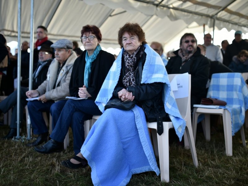 Des personnes lors de l'hommage rendu par François Hollande aux Tziganes internés sous Vichy, le 29 octobre 2016 à Montreuil-Bellay - JEAN-SEBASTIEN EVRARD [AFP]
