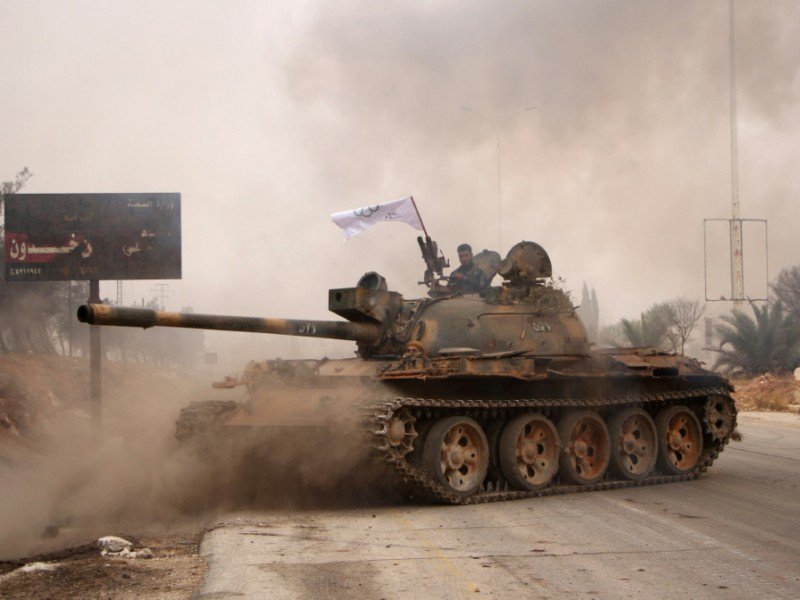Des rebelles syriens se réclamant de l' Armée de la Conquête manoeuvrent un tank T-55 lors d'un assaut sur les forces pro-régime à Alep, le 28 octobre 2016 - Omar haj kadour [AFP]