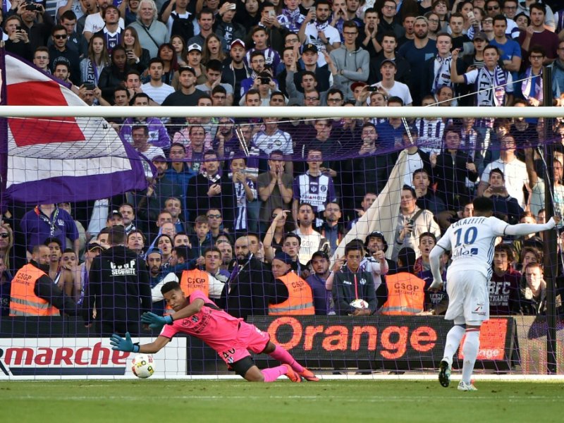 L'attaquant de Lyon Alexandre Lacazette transforme un penalty face à Toulouse, le 29 octobre 2016 au Stadium - Rémy GABALDA [AFP]