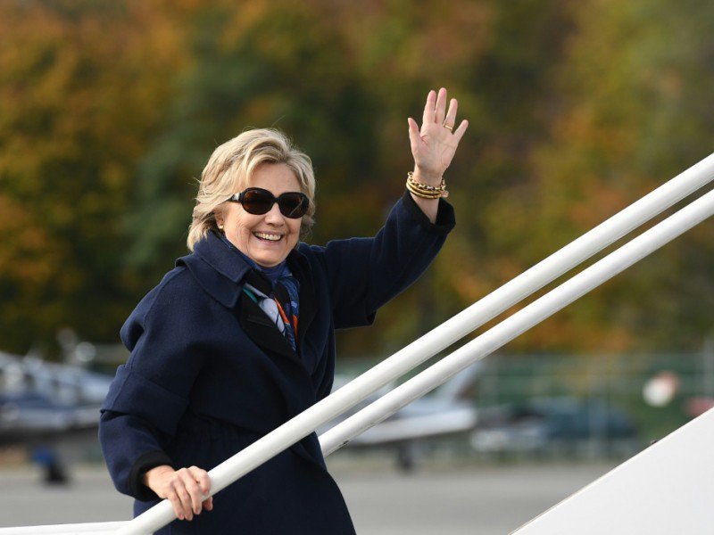 Hillary Clinton à l'aéroport de White Plains, le 29 octobre  2016 - Jewel SAMAD [AFP]