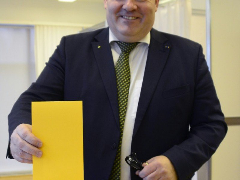 Le Premier ministre islandais Sigurdur Ingi Johannsson vote à Fludir, en Islande, lors de législatives anticipées, le 29 octobre 2016 - Halldor KOLBEINS [AFP]