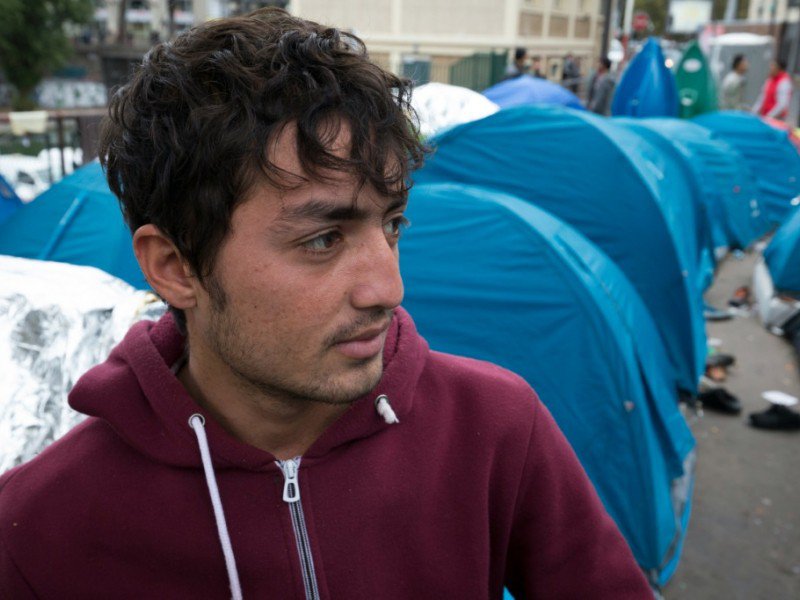 Un migrant au milieu de tentes installées le 29 octobre 2016 à Paris - JOEL SAGET [AFP]